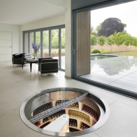 Круглый стеклянный люк с лифтовым механизмом и осевым вращением электроприводом в открытом положении